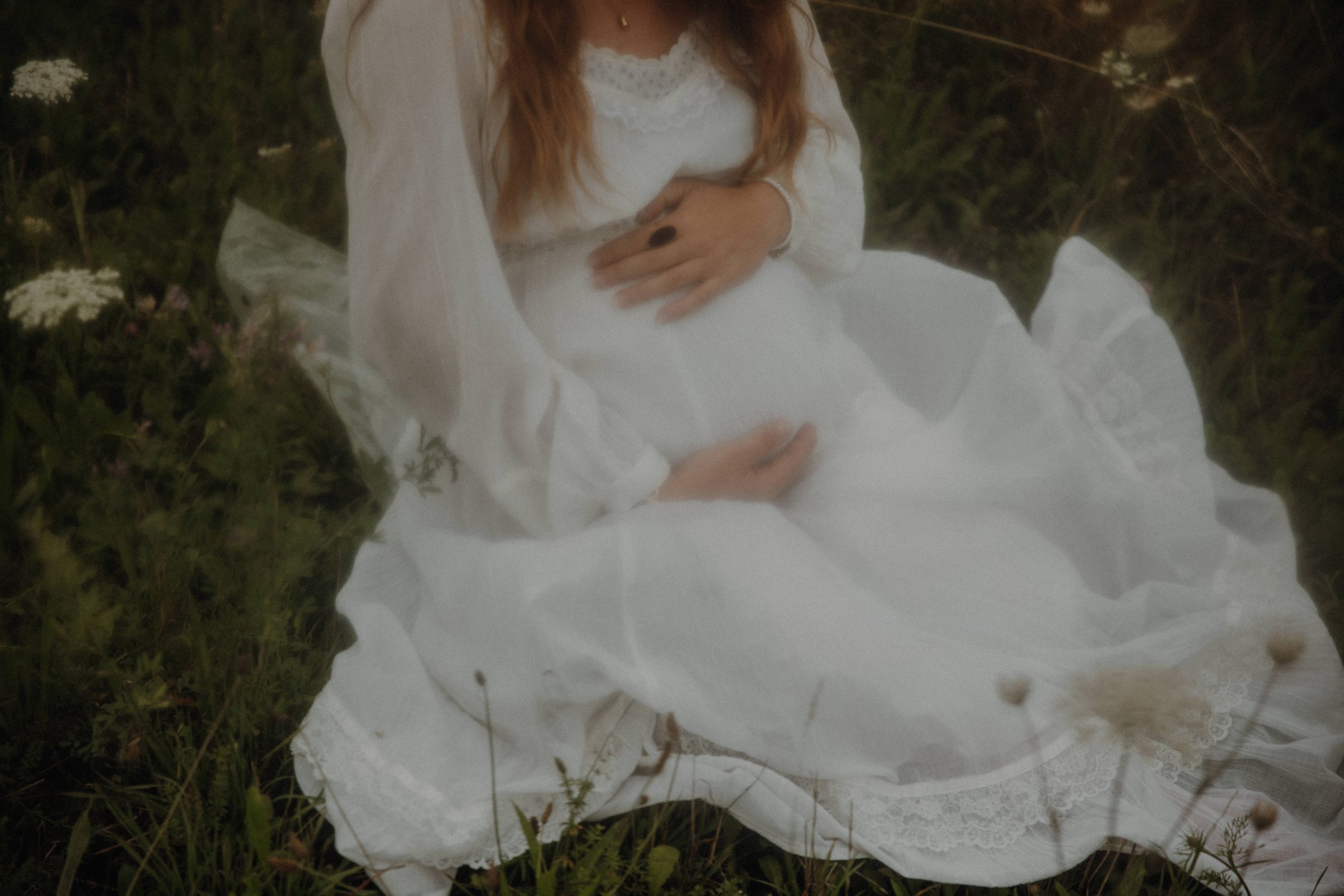 Babybauch Fotoshooting im Grünen – Schwangere im weißen Kleid