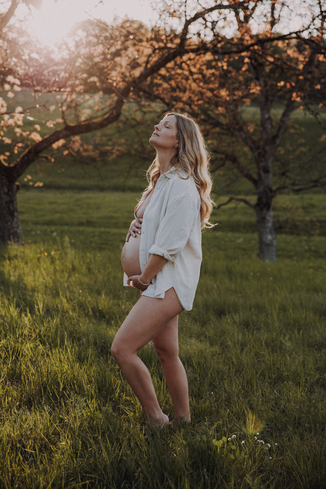 Natürliche Schwangerschaftsaufnahme im goldenen Licht