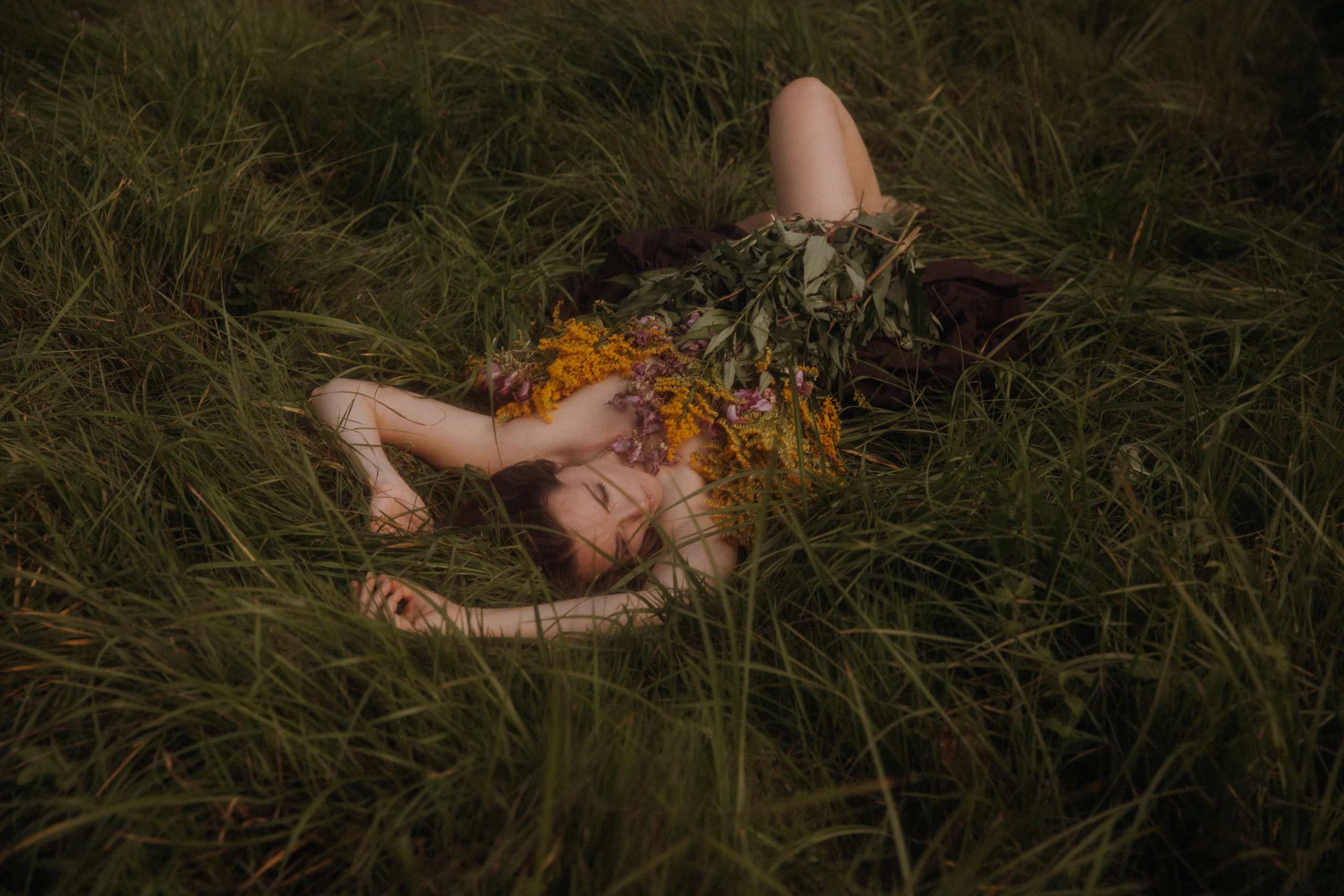 Boudoir Fotoshooting – Muse Session in der Natur mit Blumen im Gras