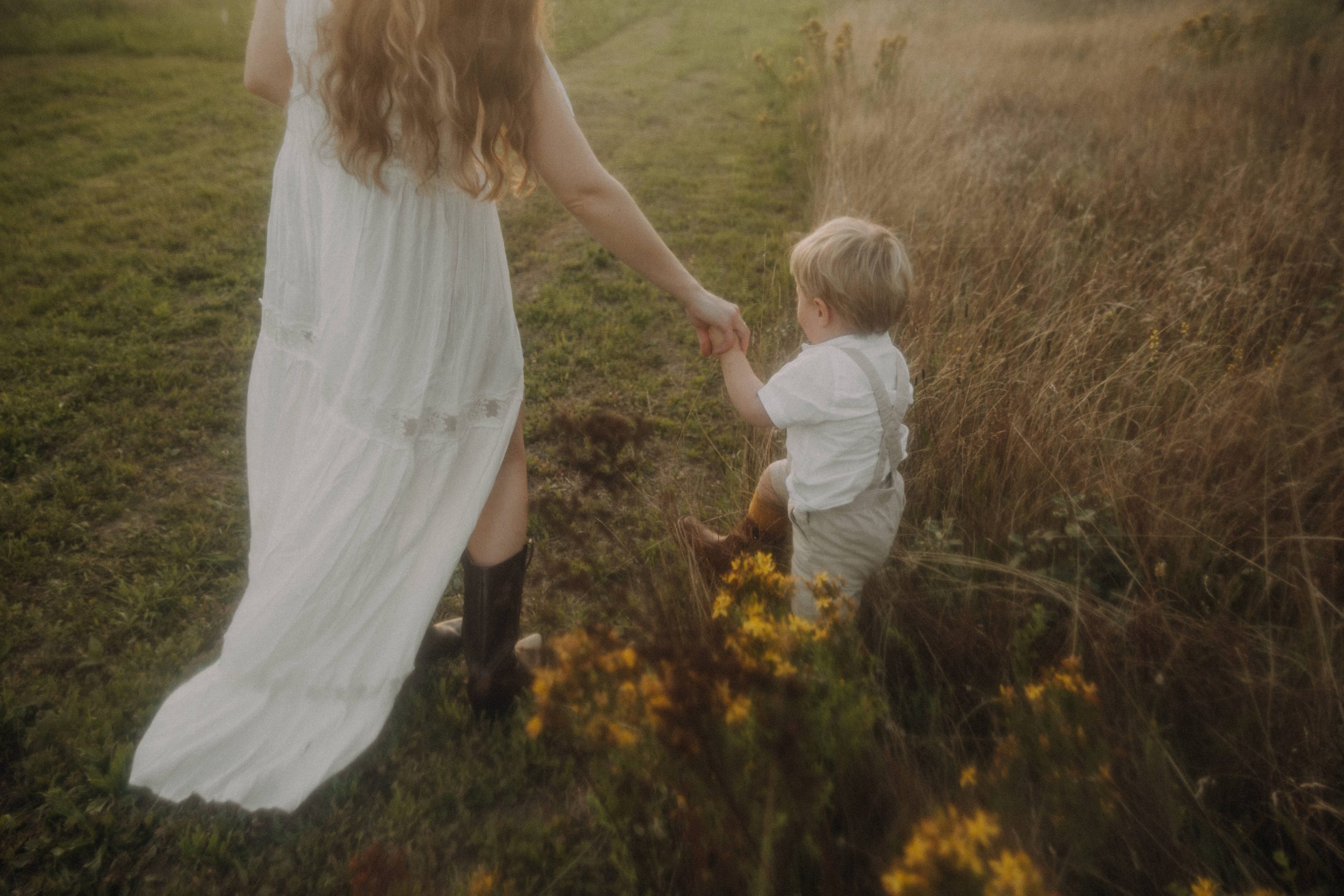 Mama Kind Shooting beim Spaziergang – natürliche Familienfotografie
