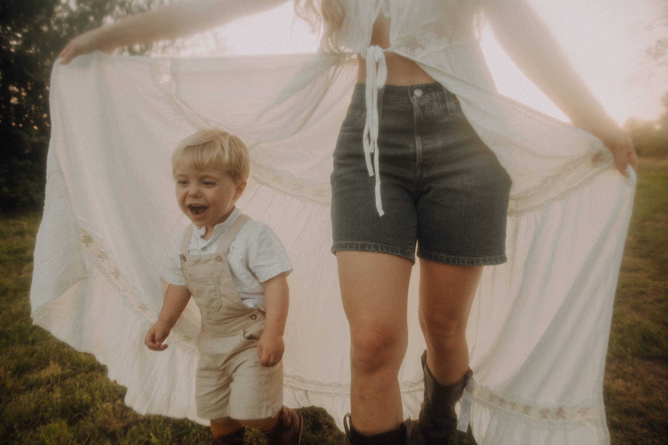 Mama Kind Shooting im Sonnenuntergang