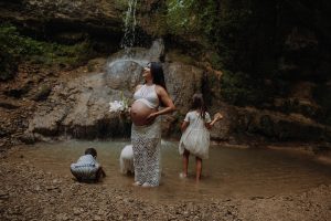 Schwangerschafts- und Familienshooting am Wasserfall