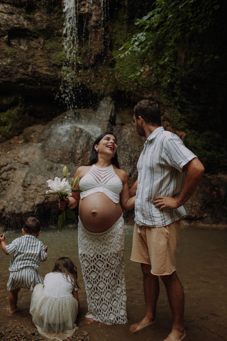 Babybauch Fotoshooting am Wasserfall – Familie mit zwei Kindern in der Natur
