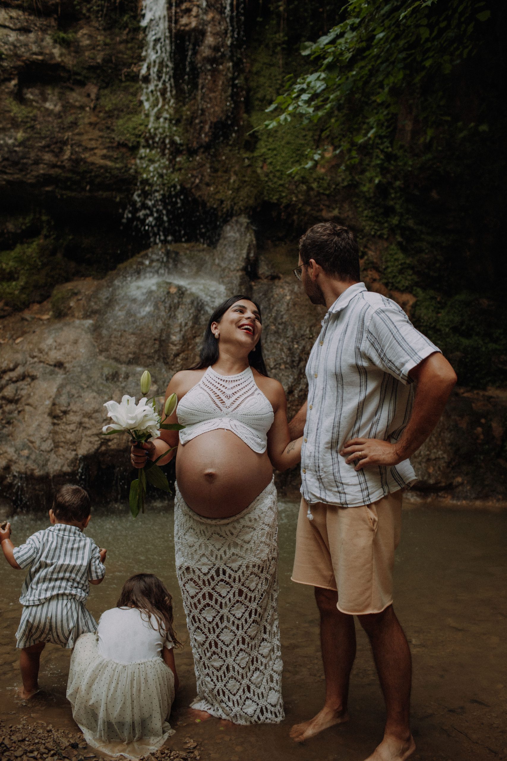 Babybauch Fotoshooting am Wasserfall – Familie mit zwei Kindern in der Natur