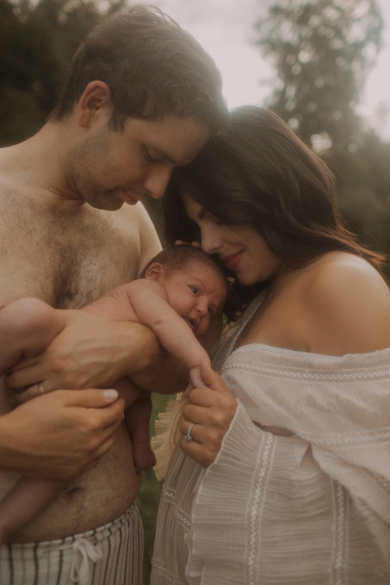 Neugeborenen Shooting mit Eltern, Outdoor, emotionales Bild