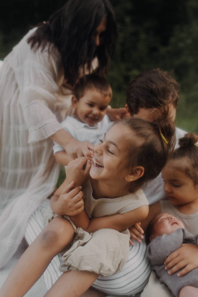 Authentisches Großfamilien Shooting Outdoor – Eltern mit Geschwisterkindern und Neugeborenem im natürlichen Licht
