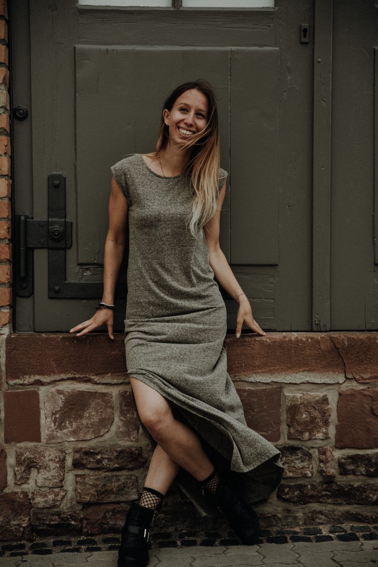 Fotografin Kim Heck in urbaner Umgebung