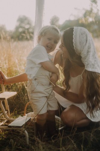 Natürliche Mutter Kind Fotografie im Abendlicht