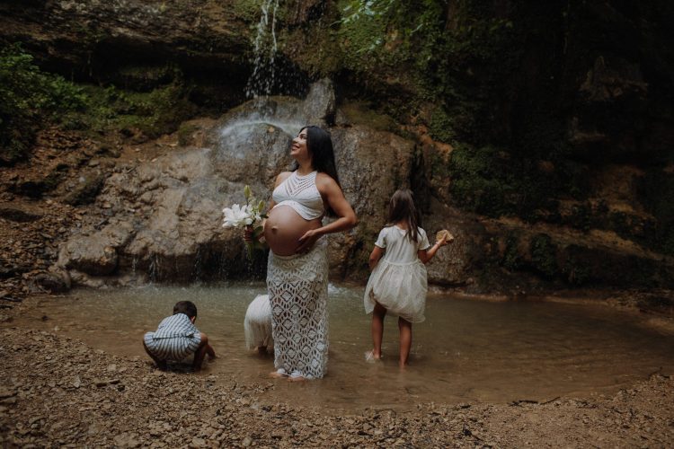Schwangerschafts- und Familienshooting am Wasserfall