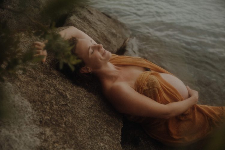 Babybauch Shooting am Wasser im Sonnenuntergang – natürliche Schwangerschaftsfotografie